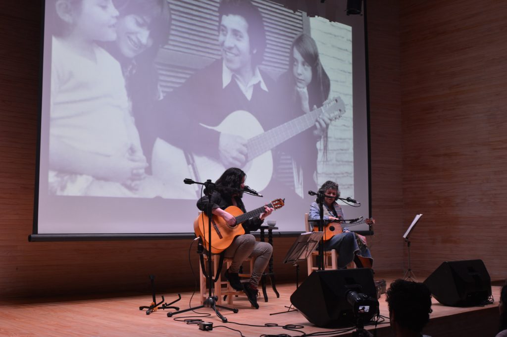 Isabel y Tita Parra rinden homenaje a Víctor Jara ante masiva concurrencia