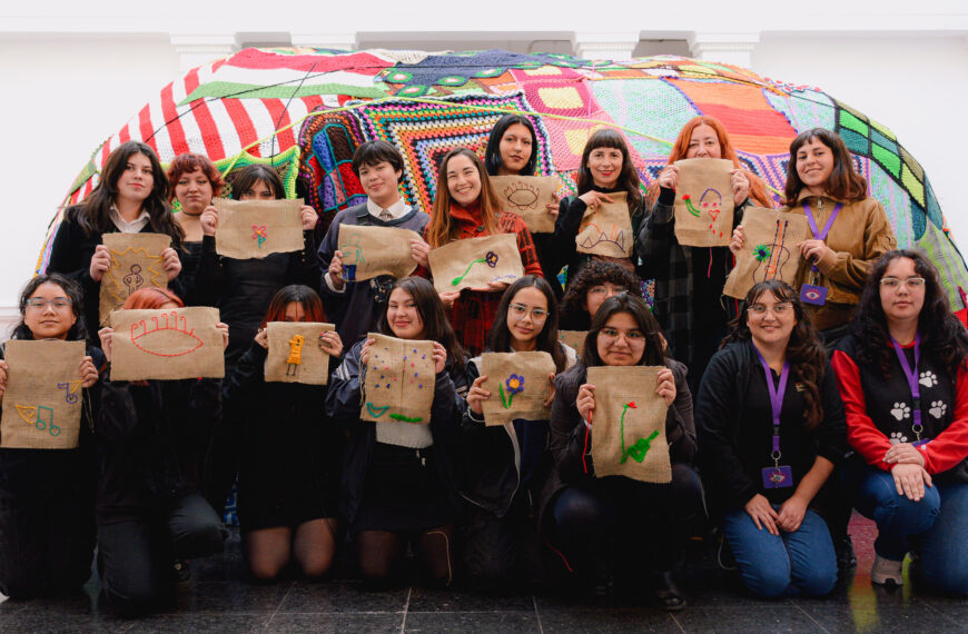 Semana de la Educación Artística 2023: Estudiantes del Liceo 4 Isaura Dinator participaron de un taller de bordado del Museo Violeta Parra  