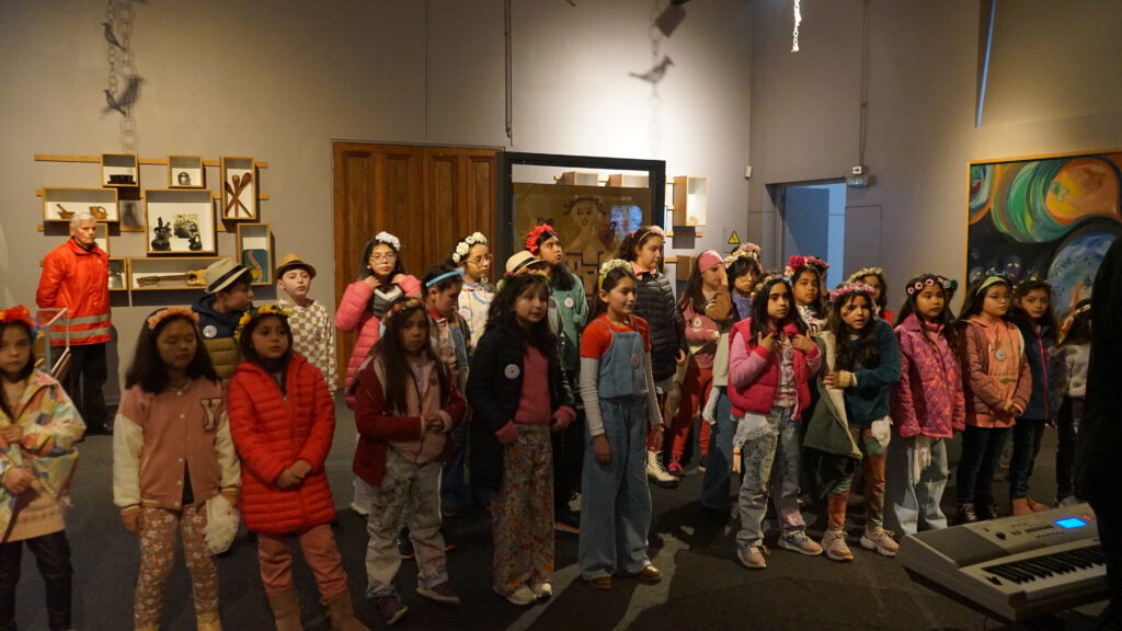 Coro de niños y niñas del Colegio Abdón Cifuentes de San Felipe se presentaron en la Sala Museo Violeta Parra